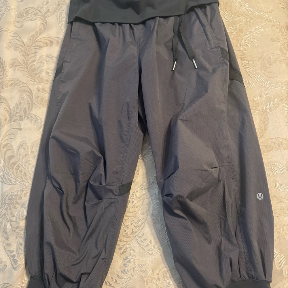Lululemon grey fold down capri pants size 10